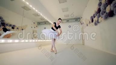 一个芭蕾舞演员在一个<strong>班级</strong>里踮起脚尖旋转，特写。